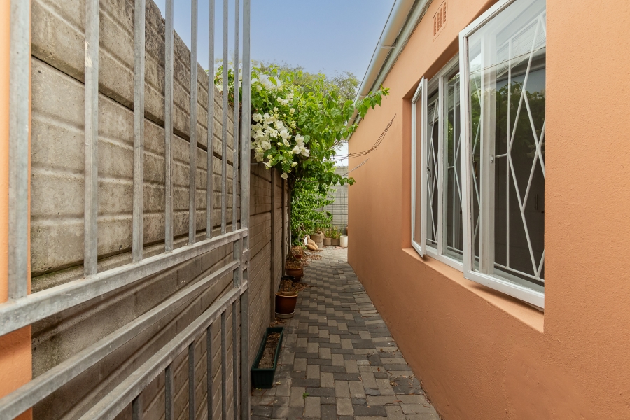 To Let 2 Bedroom Property for Rent in Claremont Village Western Cape